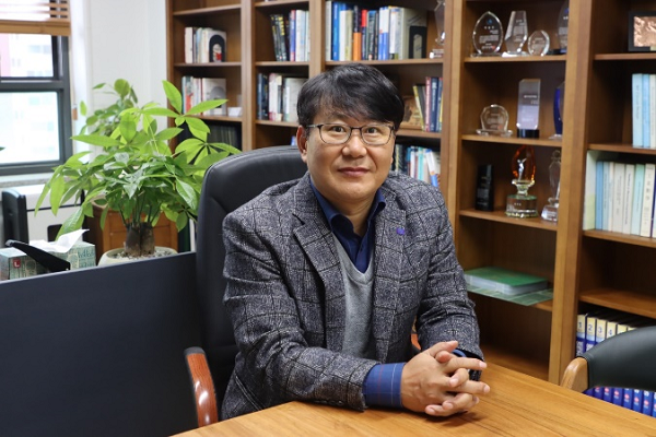 Professor Jae Yeong Park received the IEC Thomas Edison Award